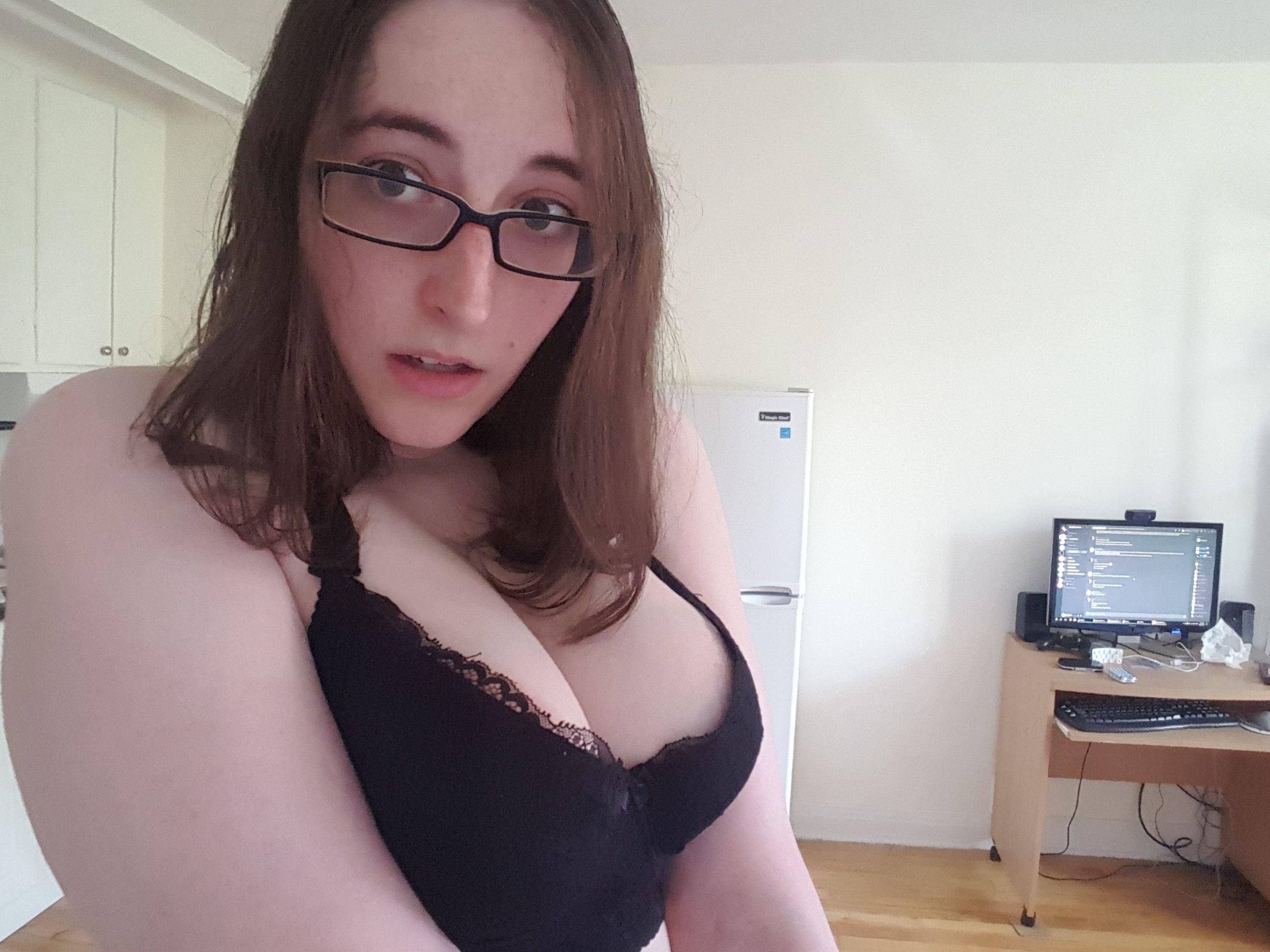 a possibly nsfw pic of a hot trans girl